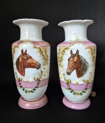 Vaas (2) - Melkglas - Opaline Vazen met Paard, Antiek en Kunst