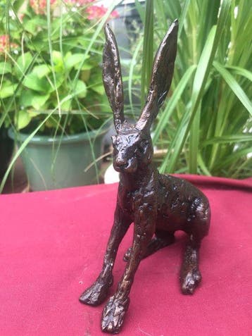 sculptuur, Rabbit looking - 16 cm - Gepatineerd brons