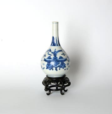 Een blauw-witte Hundred Antiques flesvaas |   -