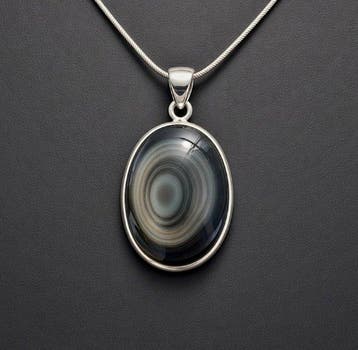 Hanger van obsidiaan met hemel-oog. Hoogwaardige kwaliteit.