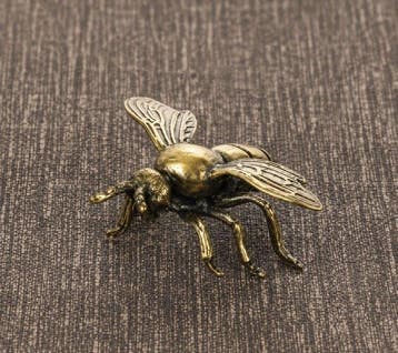 Beeld, Antique-Style Brass Bee Brooch / Decorative Insect
