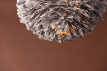 Hanglamp - Sky - 45 cm - Grijs - Veren - Jörn, Huis en Inrichting, Lampen | Hanglampen, Verzenden, Nieuw