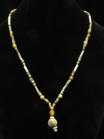 Oud-Egyptisch Sieraad gemaakt van glazen en faience mummie
