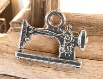 2 x Metalen bedel van een naaimachine, antiek zilverkleur..., Ophalen of Verzenden, Nieuw, Bedel