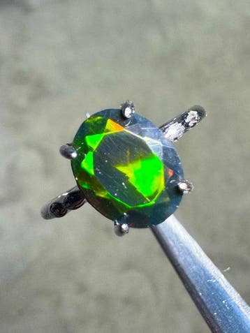 Ring met Ethiopische zwarte opaal met facetten - 8,41 karaat