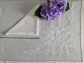 Tovaglia ricamata a mano in misto lino 12 posti tablecloth
