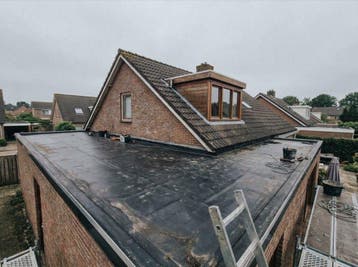Dakdekker plat dak reparatie €200-450 — Breda en omgeving, 24-uursservice, Pannen