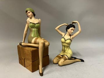 Beeldje - Twee dames in lingerie