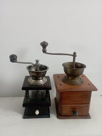 Koffiemolen (2) - Hout, Messing, Metaal, Porselein, Glas