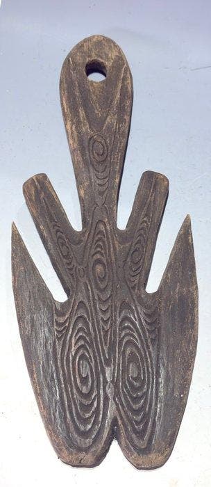 Prachtige haakfiguur uit Sentani, afkomstig uit het huis van