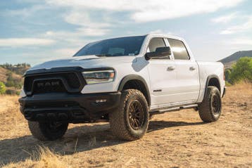 DV8 Offroad 19-25 RAM 1500 Crew Cab OE Plus Side Steps -, Fietsen en Brommers, Ophalen of Verzenden, Nieuw