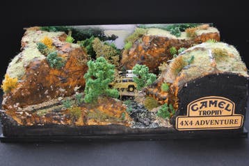 Diorama Camel Trophy 4x4 Adventure 1:64 in vitrine, Ophalen of Verzenden, Nieuw, 1:50 of kleiner, Diorama