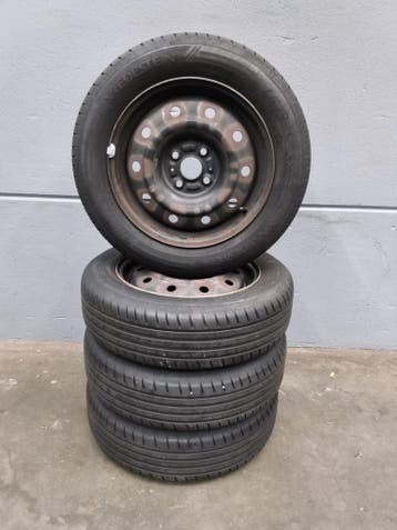 Suzuki Swift zomerset 15 inch Vredestein 5,6 mm, Gebruikt, 15 inch, 175 mm, Banden en Velgen
