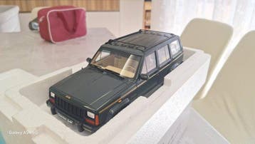 Otto Mobile 1:18 - Modelauto - Jeep Cherokee XJ Limited -, Nieuw