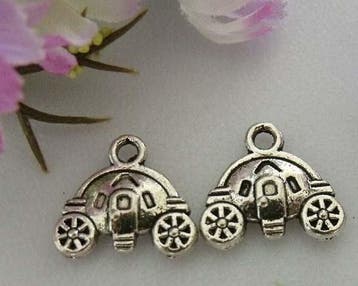 4 x Metalen bedeltje van een koets afm. 13 x 15mm oogje c..., Ophalen of Verzenden, Nieuw, Bedel