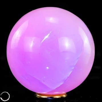 Gloeiende roze calciet-kogel – UV-reaktief natuurhoogtepunt