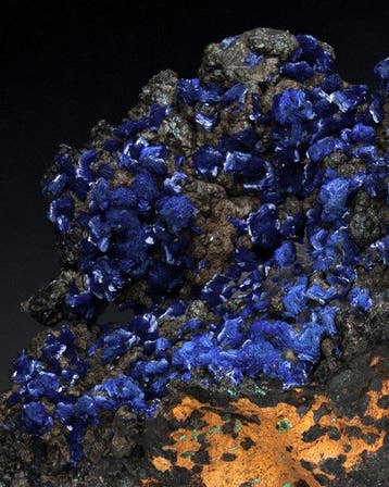 AZURITE rosettes op een goethiet- en limonietmatrix met een