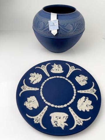 Decoratief ornament (2) - Wedgwood - Verenigd Koninkrijk -, Antiek en Kunst