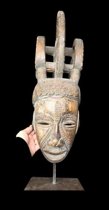 Origineel Igbo masker - hoogte 82 cm - - stand inbegrepen