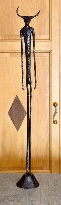 Abdoulaye Derme - sculptuur, Le Minotaure - 83 cm - Brons