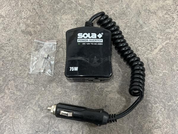 Veiling - 5x Sola KFZ-adapter CC van 12V naar 220V, Auto diversen, Autogereedschap, Nieuw