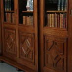Boekenkast of Bibliotheekkast met drie schuifdeuren en verst, Antiek en Kunst, Antiek | Meubels | Kasten, Ophalen of Verzenden