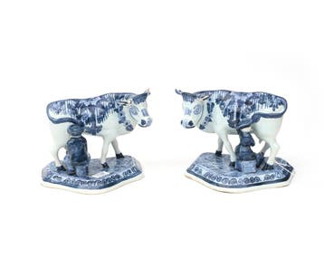 Twee blauwwitte keramieken koeien, Oud Delft, 20e eeuw, Gebruikt