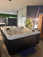 Jacuzzi / spa 212x212 – plug & play 220V – 65 jets – luxe, Ophalen, Zo goed als nieuw, Pomp, Vast