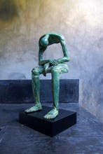 sculptuur, Modern Bronze Sculpture - Seated Bronze Sculpture
