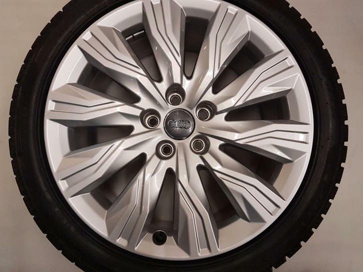 Velgen Audi A4 8W B9 7.5j18 + Pirelli 225 45 18 95H Winter, Auto-onderdelen, Banden en Velgen, 18 inch, Winterbanden, 225 mm, Personenwagen