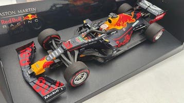 Minichamps 1:18 - Modelauto - Aston Martin Red Bull Racing, Hobby en Vrije tijd, Modelauto's | 1:5 tot 1:12, Nieuw