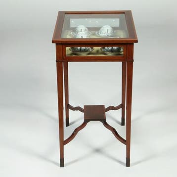 Vitrinetafeltje met ingelegde hulsthouten biezen langs boven, Ophalen of Verzenden