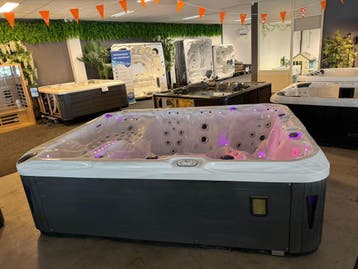 Luxe 7-persoons Jacuzzi / Spa – 2 Ligplaatsen – 120 Jets, Ophalen, Zo goed als nieuw, Pomp, Vast