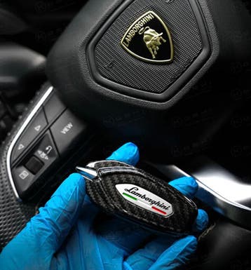 Dit betreft een Lamborghini Revuelto carbon sleutel case, Verzenden
