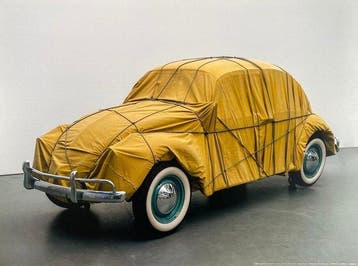 Christo (1935-2020) - Wrapped Beetle, 1961 - VW Käfer -