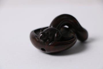 Muis op een opgerolde paddenstoel – Japanse houten netsuke