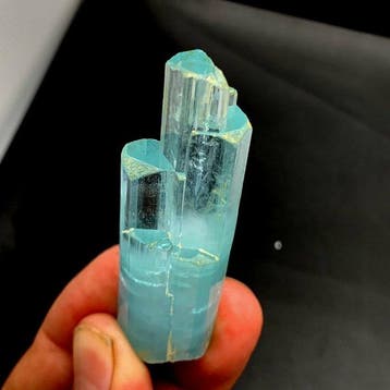 Prachtig natuurlijk terminaalkristal van aquamarijn Kristal