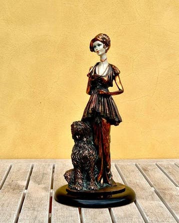 DEAR Studio (attribuito) - Beeld, Elegance with dog - 30 cm