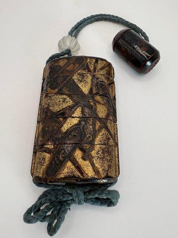 Inro met ontwerp van paardentuig, met netsuke en ojime -