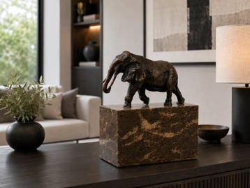 Beeld, Massieve bronzen olifant op marmeren sokkel –
