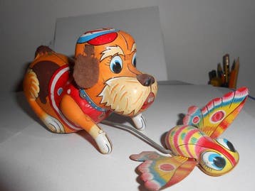 Yanoman Made in Japan - Hond met vlinder - Opwindbaar