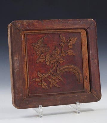 China • Houten inzetpaneel met reliëf van een zangvogel en, Antiek en Kunst