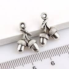6 x Metalen bedeltjes twee eikeltjes 17 x 12 mm – oogje c., Ophalen of Verzenden, Nieuw, Bedel