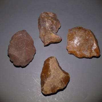 Neolithisch Grote vuurstenen. 8 cm lang. Mes - 5000 v.Chr.