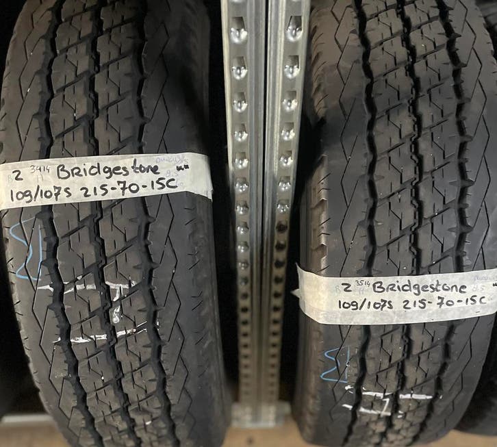 2x215-70-15C Bridgestone Zomer 2x8.5m €60PerBand 215 70 15C, Auto-onderdelen, Banden en Velgen, 15 inch, Zomerbanden, 215 mm, Bestelwagen