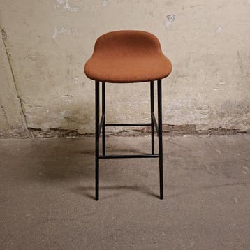 2x Normann Copenhagen Form kruk Bruin Als nieuw, Zo goed als nieuw, Metaal, Met voetsteun, 60 tot 90 cm