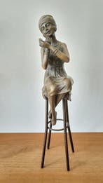 Beeld, Bronzen Dame op kruk - 28 cm - Brons