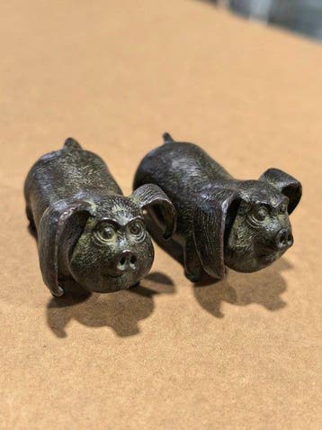 Decoratief ornament (2) - Annosuke - A pair of copper pig