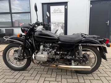URAL EN DNEPR MOTOREN MET ZIJSPAN