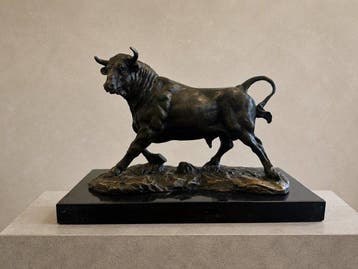 sculptuur, Krachtige schrijdende stier - 14.2 cm - Brons,
